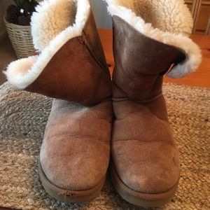 UGG short Bailey button boots